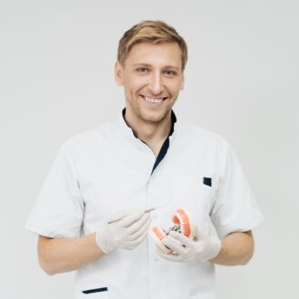 Врачи-стоматологи: роль, обязанности и значимость в современной медицине