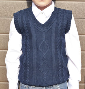 Вязаная жилетка для мальчика спицами: описание вязания разных моделей на мальчика от 1 года