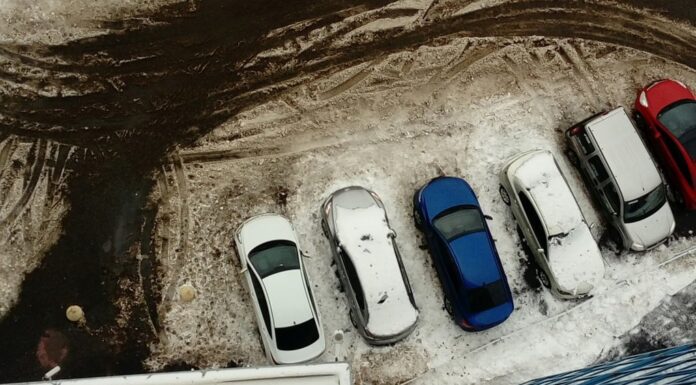 Упала сосулька на машину: что делать?