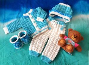 Вязаные спицами костюмчики для новорожденных подойдут любому ребенку, в них удобно и комфортно
