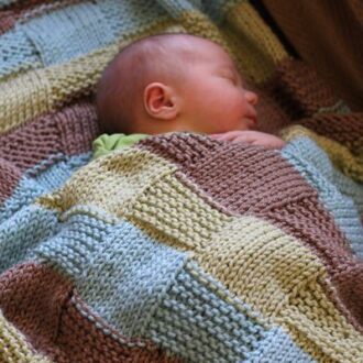 Вязание для новорожденных: вещи спицами, мальчики, девочки, грудничок, комплекты, описание, схемы, ползунки, платье, свитер, фото, видео