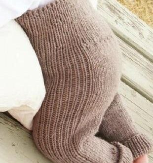 Учебная статья по вязанию теплых штанишек для малыша