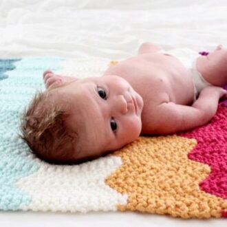 Вязаное одеяло для новорожденного (31 фото): особенности детских одеял-пледов связаных крючком и спицами