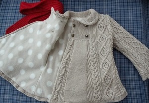 Вязаное пальто для девочки: подробное описание процесса вязания спицами детского изделия из белой пряжи