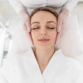 Фототерапия и фотоомоложение: плюсы и риски для кожи freepik