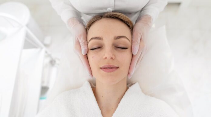 Фототерапия и фотоомоложение: плюсы и риски для кожи freepik