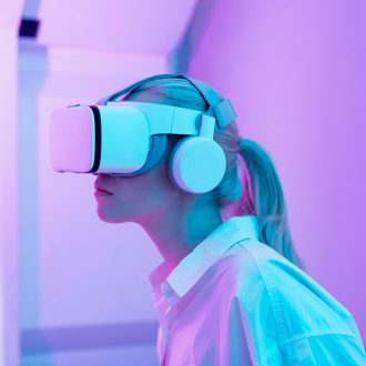Будущее техники: взгляд вперед https://ru.freepik.com/free-photo/woman-wearing-virtual-reality-simulator_13327670.htm#fromView=search&page=1&position=3&uuid=c144606b-2aec-41c0-819f-f0bf5450cbfb
