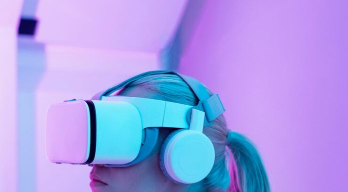 Будущее техники: взгляд вперед https://ru.freepik.com/free-photo/woman-wearing-virtual-reality-simulator_13327670.htm#fromView=search&page=1&position=3&uuid=c144606b-2aec-41c0-819f-f0bf5450cbfb