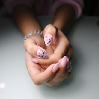 Маникюр гель-лаком во время беременности – за и против