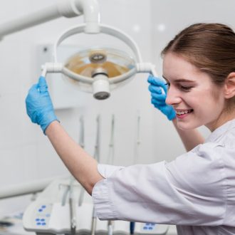 Лечение зубов под седацией: комфорт и безопасность freepik