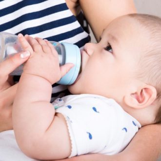 Что означает жидкий стул у грудничка на грудном, смешанном и искусственном вскармливании