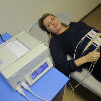 Для чего проводят КТГ плода при беременности и как расшифровать результаты?