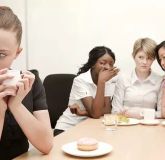 11 причин, почему при первой же встрече мы не нравимся людям